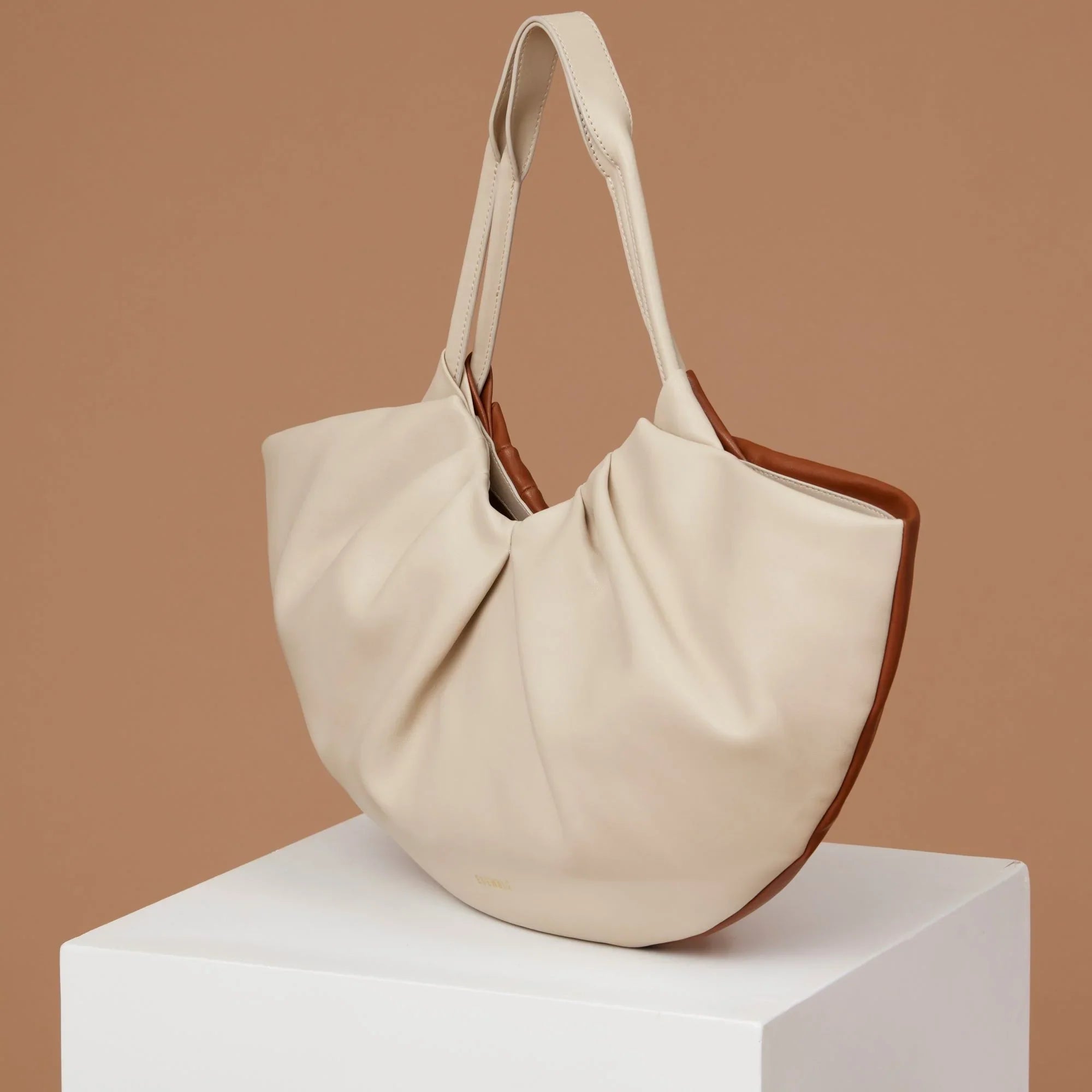 促銷 | ESEMBLĒ | Big Lila Fan Tote | Caramel & Almond